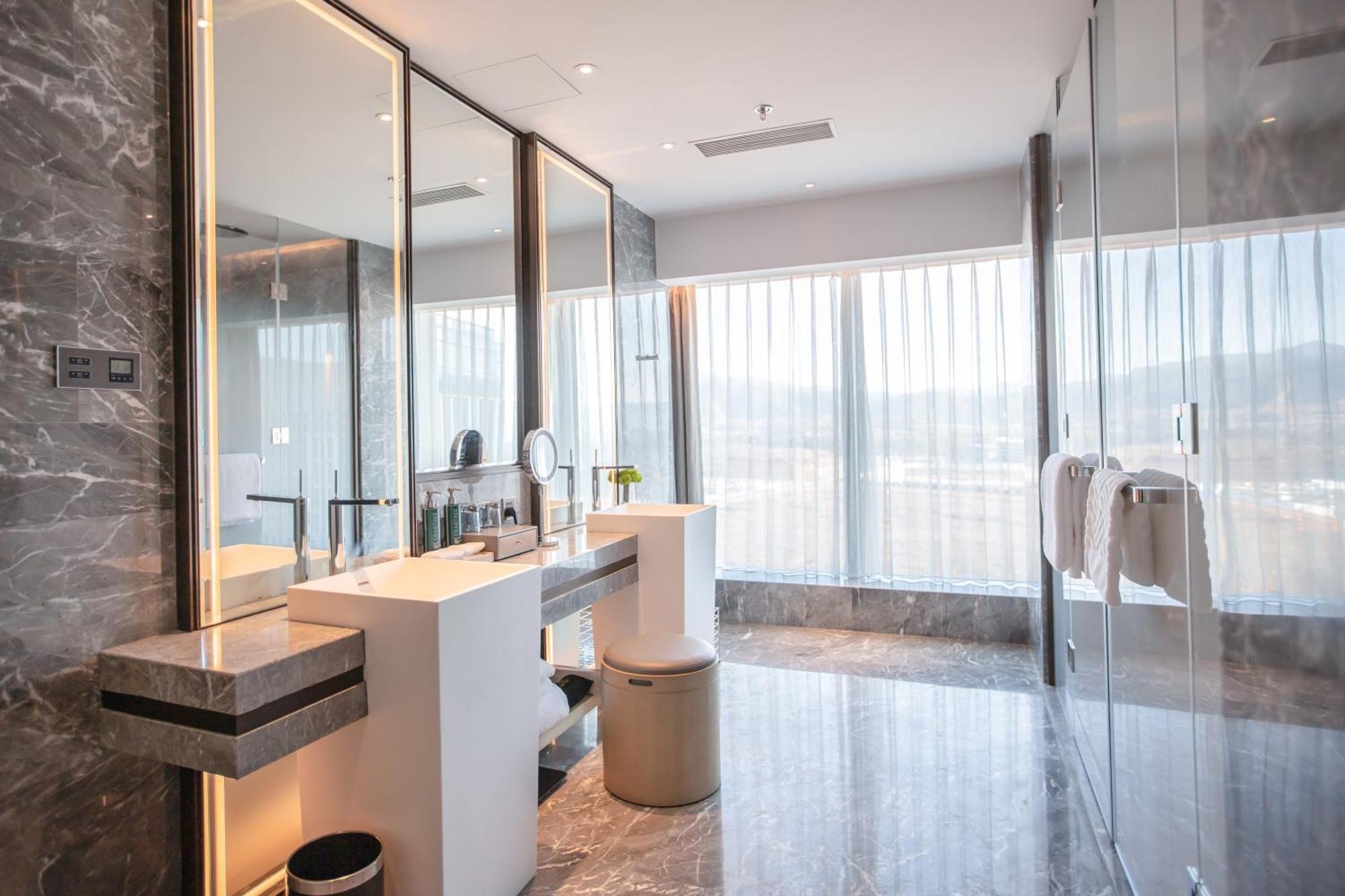 Doubletree By Hilton Kunming Airport Hotel Екстериор снимка